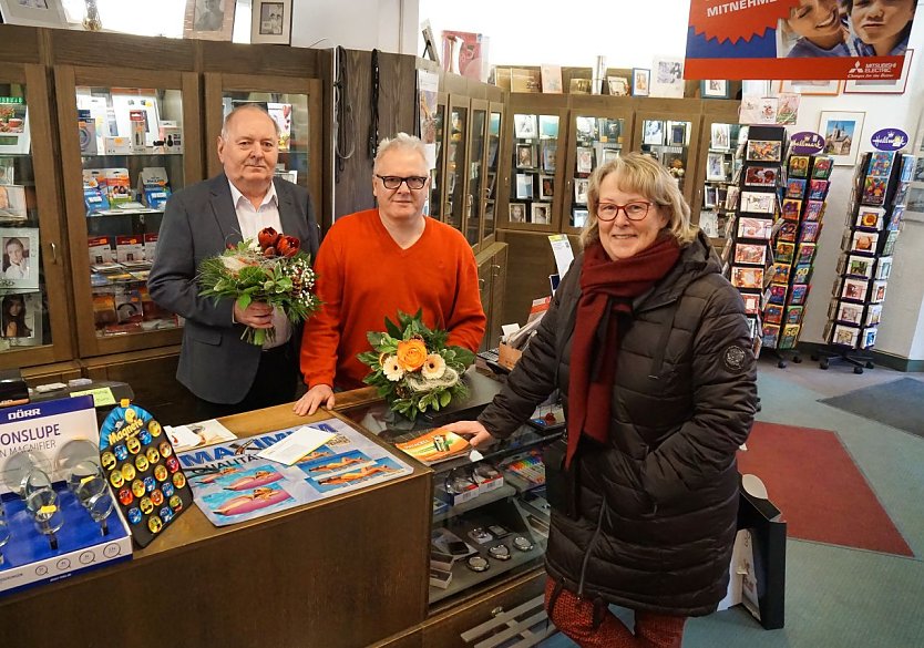 Foto: Eberhard Kopyra übergibt sein Geschäft an seinen Mitarbeiter Torsten Wiegand. SWG-Chefin Inge Klaan überbrachte beiden Blumen.  (Foto:  SWG/S.Schedwill)