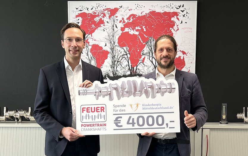 Dominic Deig (Geschäftsführer FEUER powertrain, l.) und Michael Heber (Geschäftsführer Kinderhospiz Mitteldeutschland) (Foto: FEUERpowertrain)