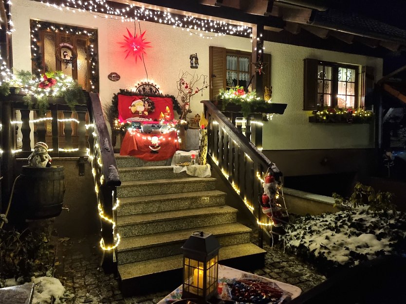 Weihnachtlich geschmücktes Haus in Hachelbich (Foto: Dieter und Petra Hartung)