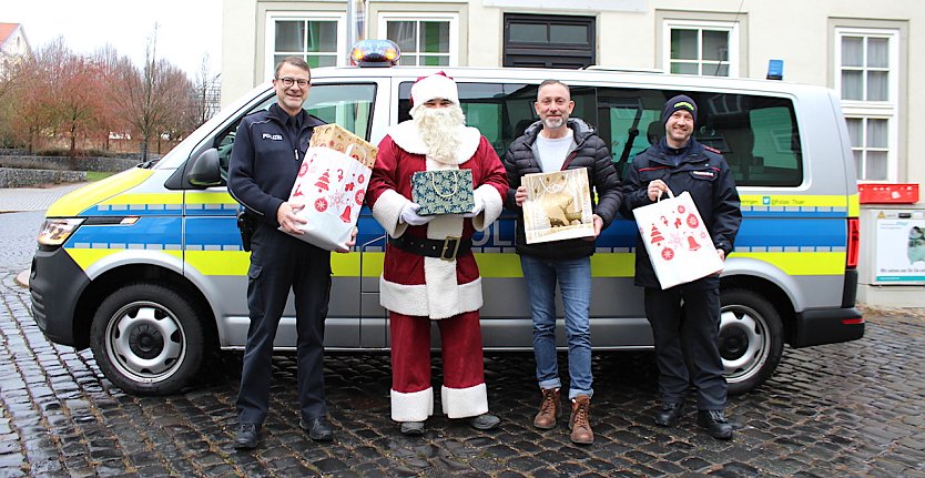Mit solchen Helfern kann nichts schiefgehen: Weihnachtsmann und seine Helfer heute Nachmittag vor der Diakonie (Foto: oas)