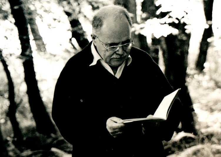 Wulf Kirsten liest im Wald von Limlingerode aus „Zwischen Standort und Blickfeld“ (Foto: H.Kneffel)