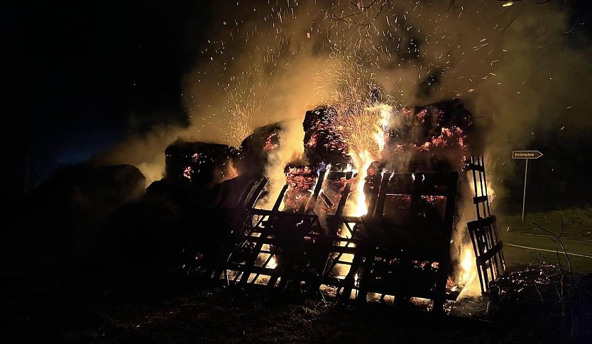 Strohballen brannten in der Silvesternacht in Aschara  (Foto: Feuerwehr Bad Langensalza)