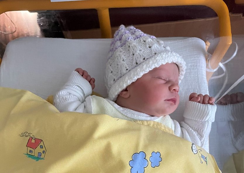 Die kleine Mia ist das erste Baby, das im Jahr 2023 in der Helios Klinik Sangerhausen geboren wurde (Foto: Helios Kliniken Mansfeld-Südharz )