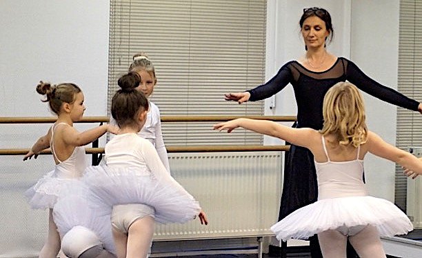 Louisa Radeva trainiert seit 28 Jahren junge Eleven in ihrer Tanzschule (Foto: privat)