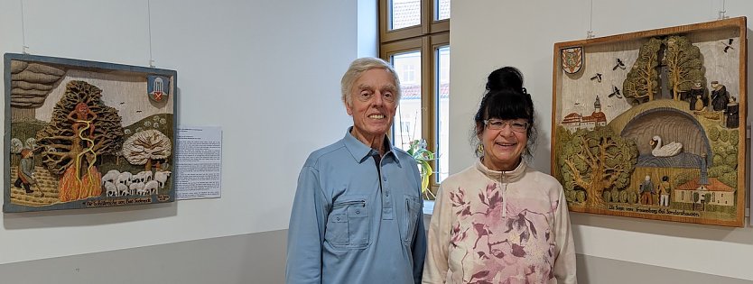  Tura Jursa (re.) eröffnet eine Ausstellung über Harzer Sagen im Rathausfoyer. Gemeinsam mit ihrem Ehemann Heinz Jursa widmet sie sich Holzschnitzarbeiten über Sagen, Mythen und Legenden. (Foto: Janine Skara)