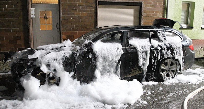 Ein BMW brannte in Bad Frankenhausen aus (Foto: S.Dietzel)