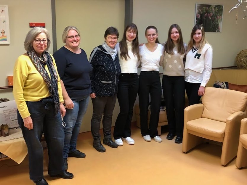 Neben Klaviermusik von Lenka und Andrea Krist gab es auch eine Spende für den Hospizverein (Foto: Kathrin Berndt)