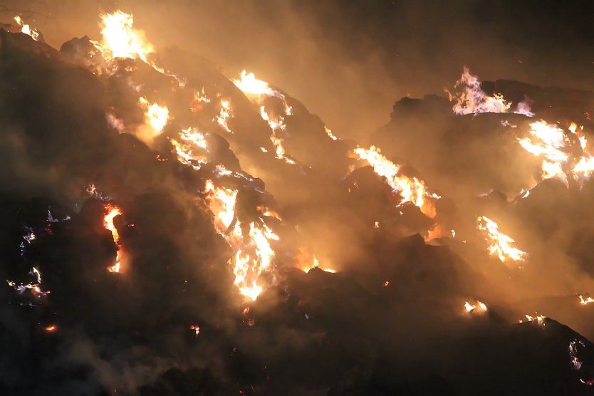 Die 27. Brandstiftung in knapp zwei Jahren: Strohballen brennen (Foto: S.Dietzel)