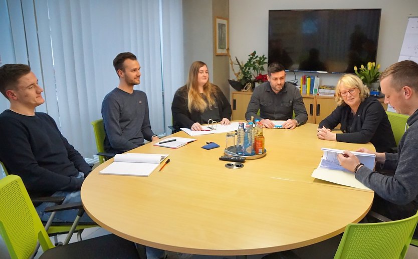 Florian Kellner, Dennis Köhring, Nicole Höhne, Daniel Kruse und Christian Kaufmann (v.l.n.r.) studieren neben ihrer Arbeit an einer Fernuni. Mit SWG-Geschäftsführerin Inge Klaan besprechen sie das gemeinsame Projekt „Kurze Straße“, bei dem sie die Uni-Inhalte auf die Praxis anwenden. (Foto: SWG/S. Schedwill)