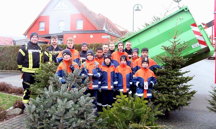 Kleine Helfer sammelten Weihnachtsbäume ein (Foto: Feuerwehr Heiligenstadt)