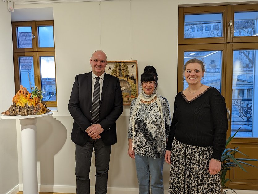 Bürgermeister Steffen Grimm (li.) und Schlossmuseumsleiterin Dr. Carolin Schäfer (re.) begrüßten die Künstlerin Tura Jursa (Mitte), deren Werke bis Juli im Sondershäuser Rathaus zu sehen sind (Foto: Janine Skara)