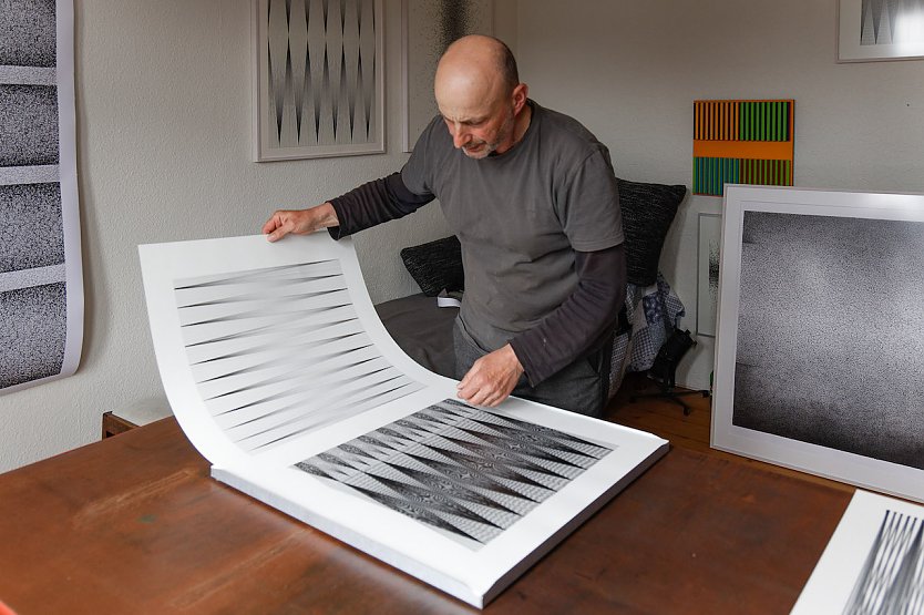 Der Gothaer Künstler Rüdiger Franke wird seine großformatigen Zeichnungen und Lithographien ab dem 29.01.2023 in der Landesmusikakademie zeigen (Foto: Bernd Seydel)