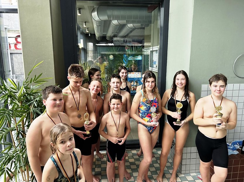 Über 100 Kilometer schwammen 13 junge Athleten zusammen (Foto: SVN 90)
