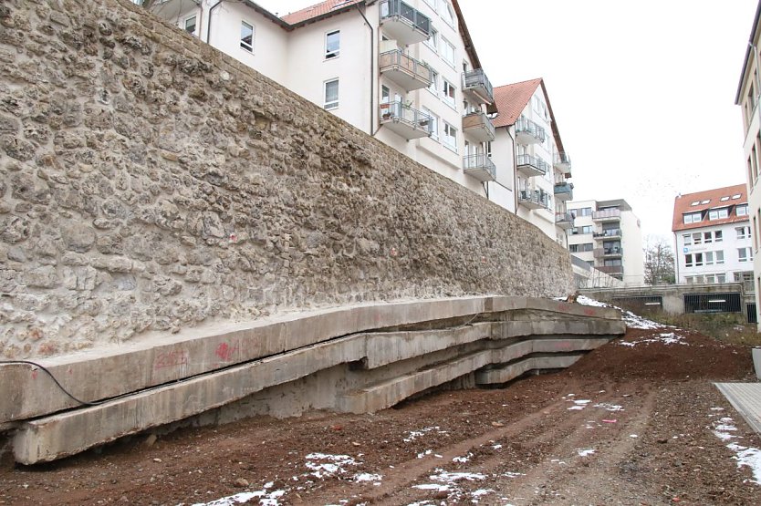 Hinter dem Schulgebäude soll eine Tartanbahn entstehen, die Stützkonstruktionen aus Beton werden noch verkleidet (Foto: agl)