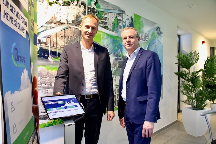 Digital wird's schon im Foyer - Sven Dörmann und Steffen Loup freuen sich, dass das WBG-Serviceportal "Meine Südharz"  bisher gut angenommen  wurde (Foto: agl)
