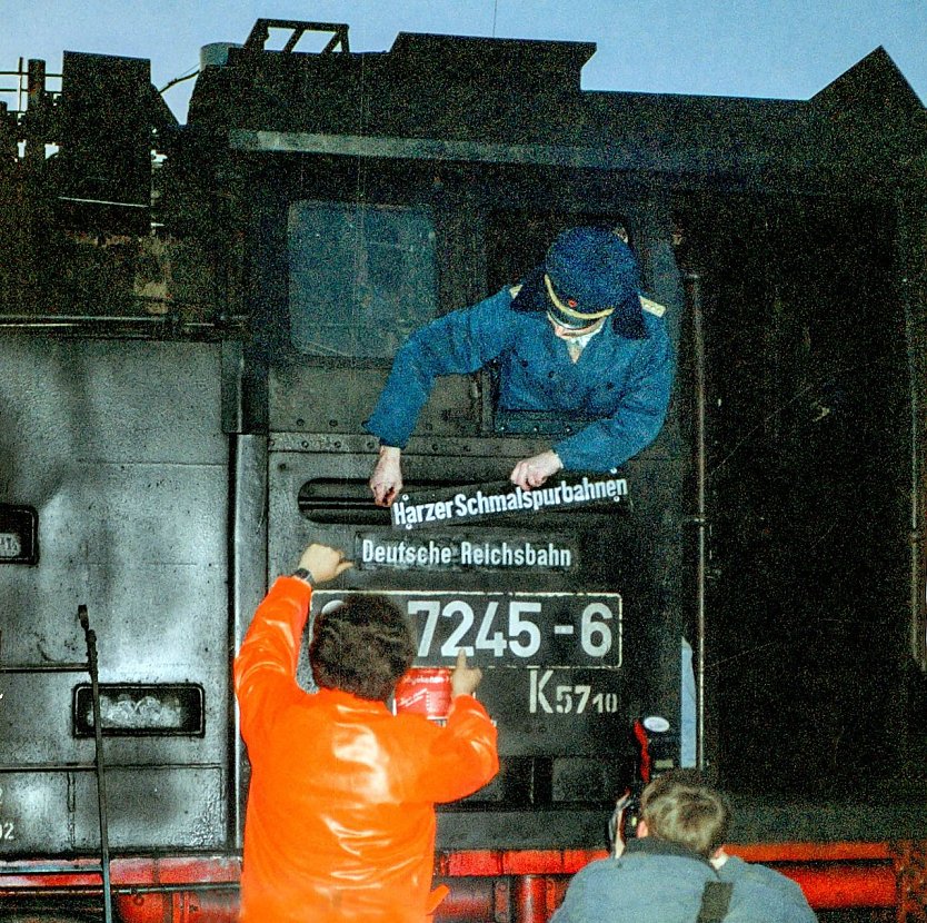 Symbolischer Schilderwechsel an der Dampflok: Bereits am Abend des 31. Januar 1993 wurde mit der Umbeschilderung der Fahrzeuge begonnen, hier an der Dampflok 99 7245. (Foto: HSB/Jürgen Steimecke)