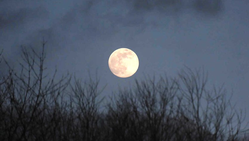 Der volle Mond über dem Nordhäuser Kiesschacht (Foto: P.Blei)