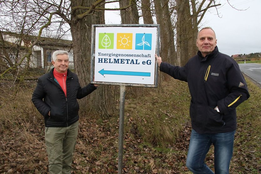 v.l.: Claus Müller und Hans-Jürgen Weidt am neuen Stammsitz der Genossenschaft am Rande von Großwechsungen (Foto: agl)