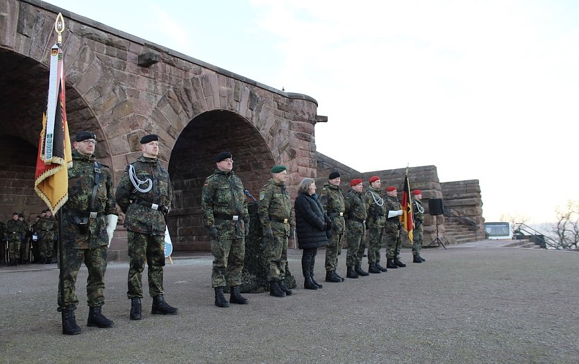 Auf dem Kyffhäuserdenkmal wurde das Einsatzfahnenband an militärische Verbände übergeben (Foto: Eva Maria Wiegand)