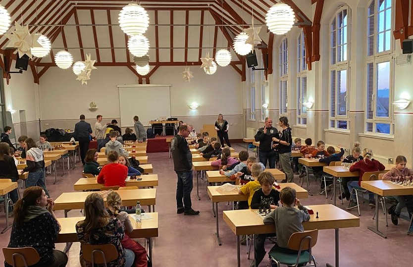 Die Kreismeisterschaften im Schach sorgten für eine volle Aula am Herder-Gymnasium (Foto: Erik Onnen)