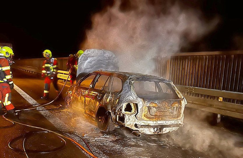 Auto brannte am Schmücke-Tunnel (Foto: Feuerwehr Heldrungen/Silvio Dietzel)