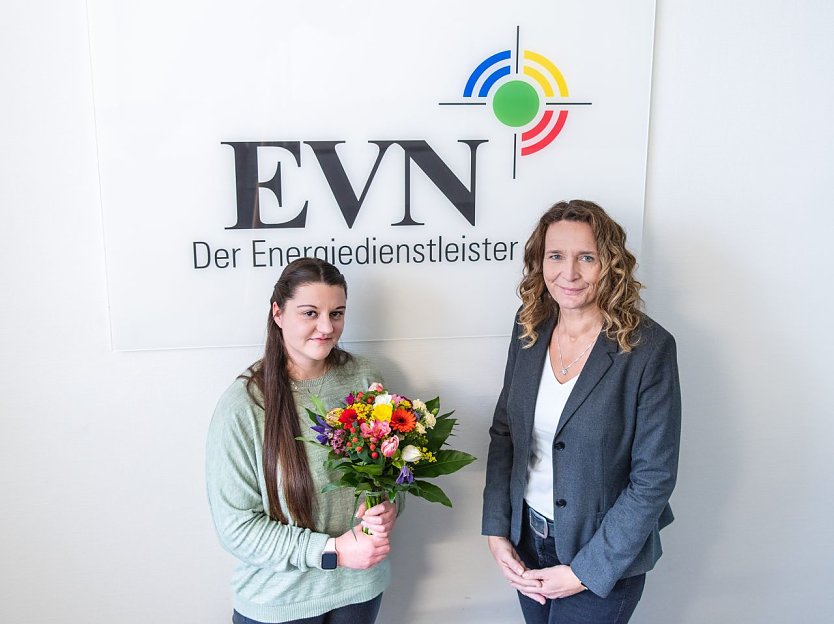 Jana Zöller (rechts im Bild) begrüßt Michelle Schumann  als neue Auszubildende der EVN (Foto: EVN)
