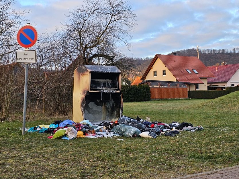 Ausgebrannter Kleidercontainer in Bleicherode (Foto: S. Dietzel)
