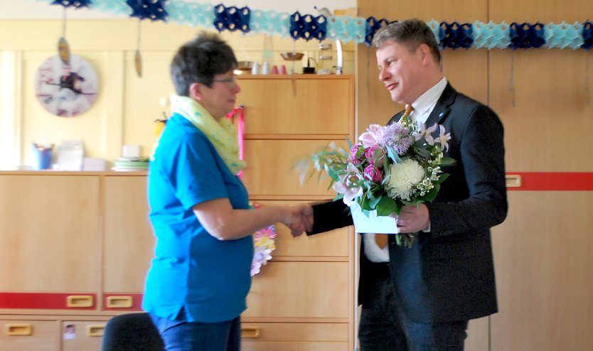 Bürgermeister von Bad Frankenhausen Mathias Strjc verabschiedet Kerstin Stolberg in den verdienten Ruhestand (Foto: Katrin Milde)