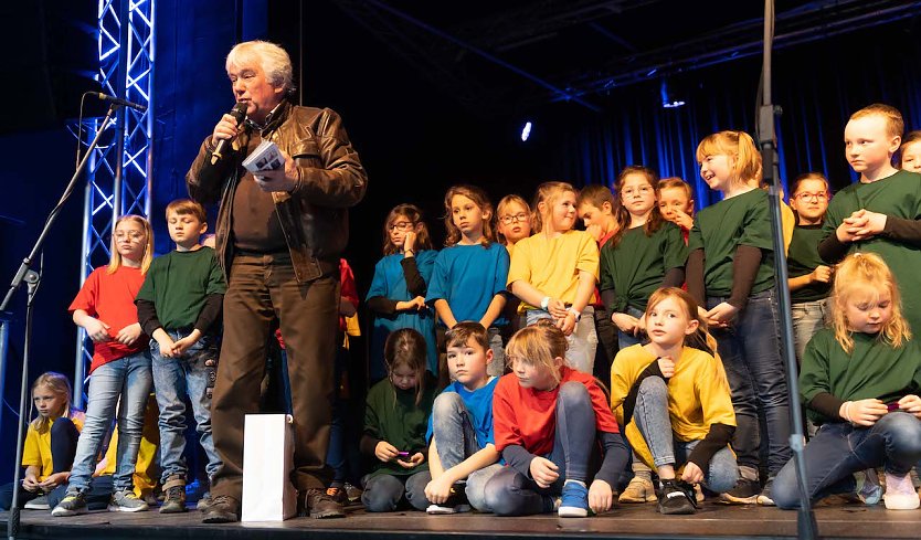 Eine besondere Klassenfahrt mit Rolf Zuckowski endete auf der Bühne (Foto: S.Tetzel)
