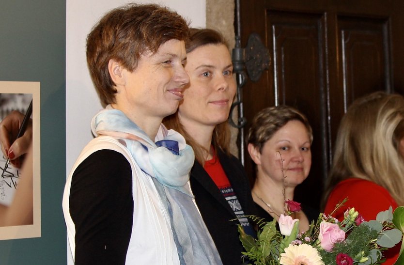 Annekatrin Weiße (links) sorgte für eine inspirierende und ansehenswerte Ausstellung in den Gängen des Bad Langensalzaer Rathauses   (Foto: Eva Maria Wiegand)