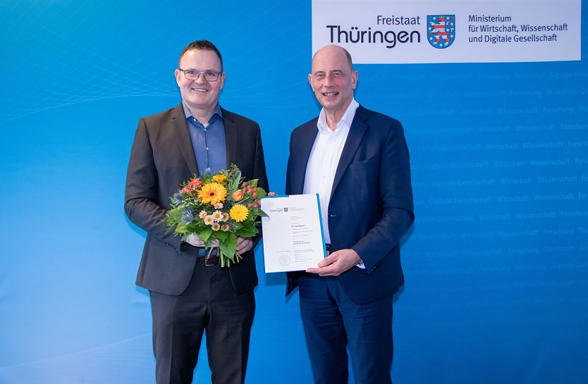 Wissenschaftsminister Wolfgang Tiefensee übergibt Prof. Dr. Jörg Wagner die Ernennungsurkunde zum Präsidenten der Hochschule Nordhausen (Foto: TMWWDG)