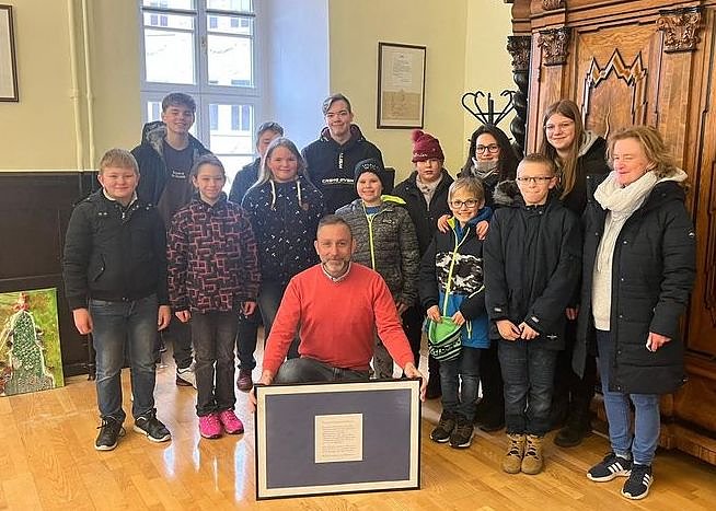 Kinder aus der Förderschule überbrachten dem Bürgermeister ein Geschenk (Foto: Stadtverwaltung Bad Langensalza)