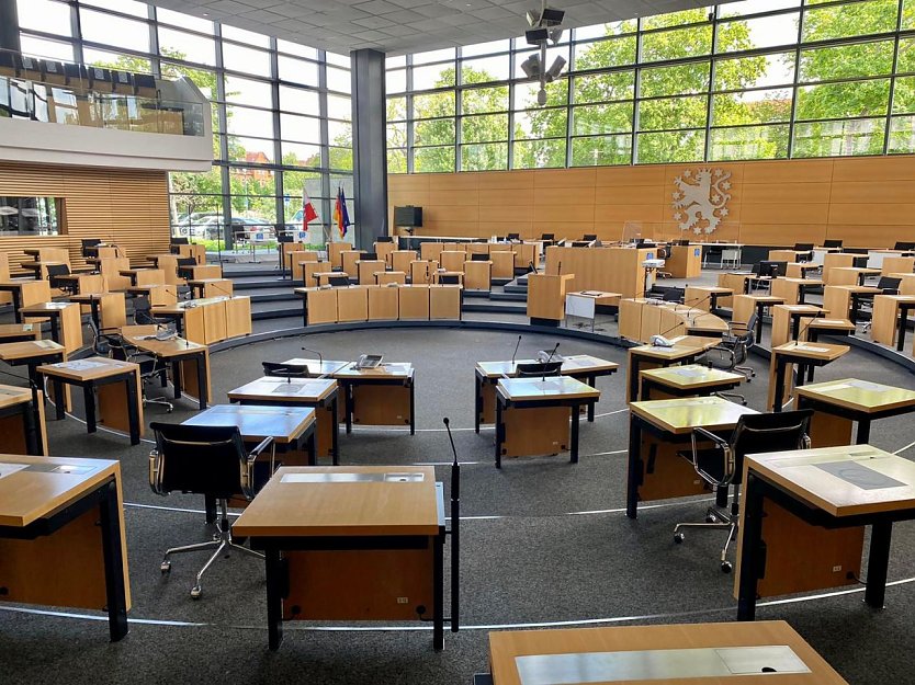 Hier wird die Auseinandersetzung um fehlerhaft vergebene Beamtenstellen weiter geführt: Plenarsaal im Erfurter Landtag (Foto: nnz-Archiv)