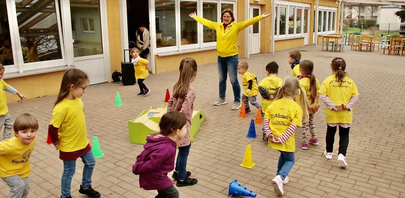 Auch im Watschelgang bleibt man fit - die Trainingsgruppe der Montessori-Kinder von Petra Hubert zeigte heute was sie alles kann (Foto: agl)