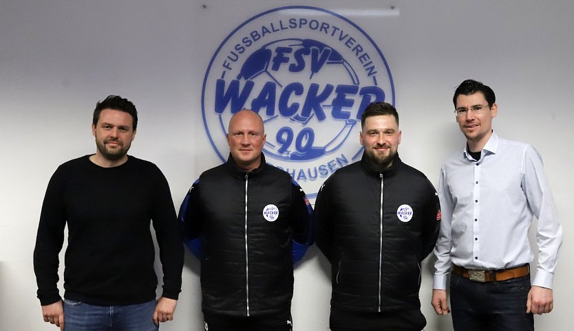 v.l.n.r: Präsident Torsten Klaus, Christian Baethge, Cheftrainer Maximilian Dentz, Vizepräsident Philipp Hoinkis. (Foto: FSV Wacker 90)