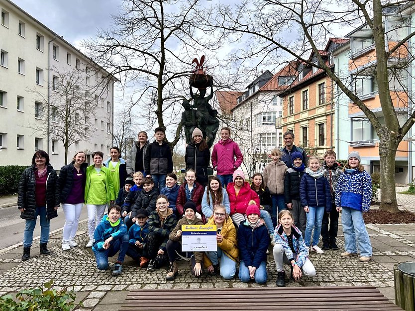 Erster geschmückter Brunnen für Brunnenfest 2023  Oberbürgermeister Kai Buchmann mit Schülern der Grundschule Käthe-Kollwitz und der Zahnarztpraxis Wurzeleck (Foto: Stadt Nordhausen)
