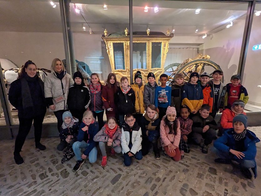 Zusammen mit Lehrerin Carolin Henfling erkundeten die Schüler der Klasse 3b der Östertal-Grundschule die neuen interaktiven Kinderstationen im Schlossmuseum (Foto: Janine Skara)