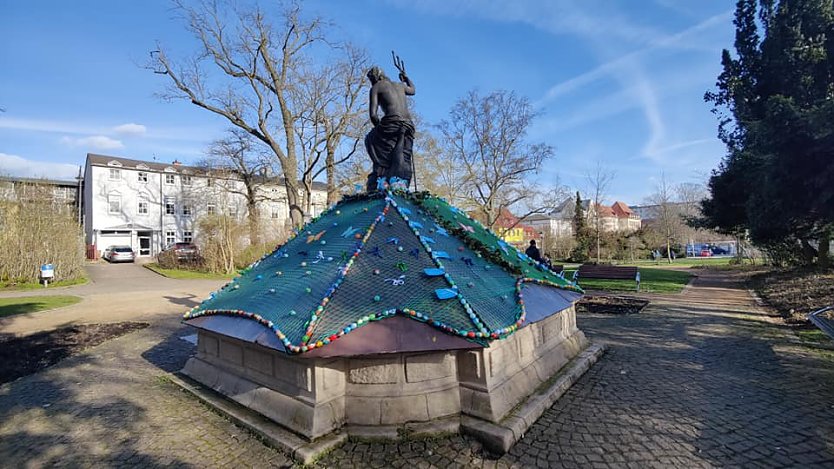 Der Nordhäuser Neptunbrunnen ist noch eingehaust, aber schon geschmückt (Foto: P.Blei)