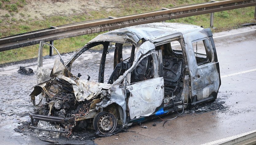 Dieser VW Caddy brannte komplett aus. Die Beifahrerin konnte sich retten, der Fahrer verbrannte im Fahrzeug (Foto: S.Dietzel)