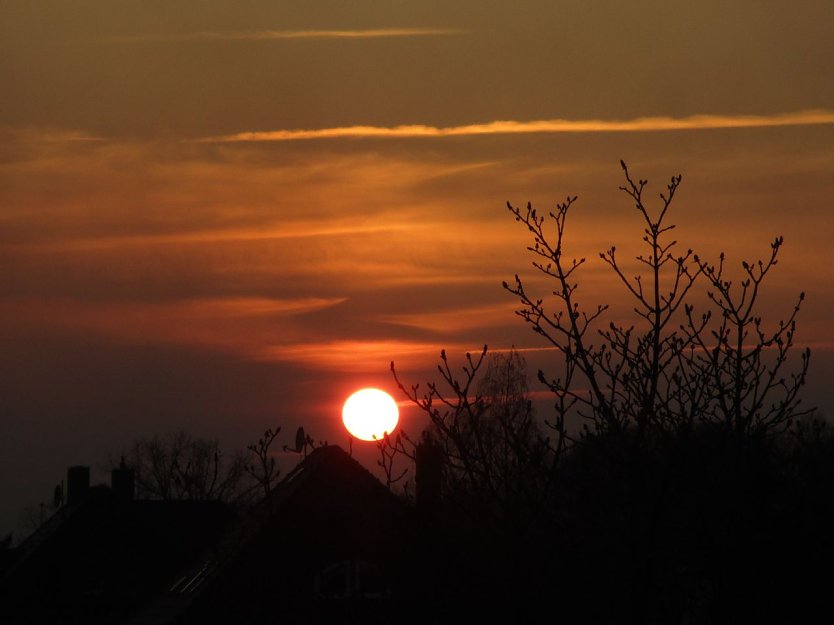 Unser Wetterbild kommt heute von Bernd Thielbeer und zeigt den Sonnenuntergang über Nordhausen am Ostersonntag (Foto: Bernd Thielbeer)