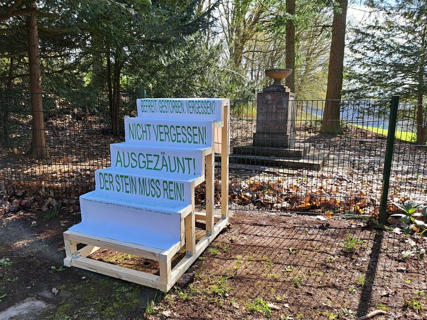 Eine symbolische Treppe für den Sülzhayner Friedhof (Foto: Jugend für Dora)