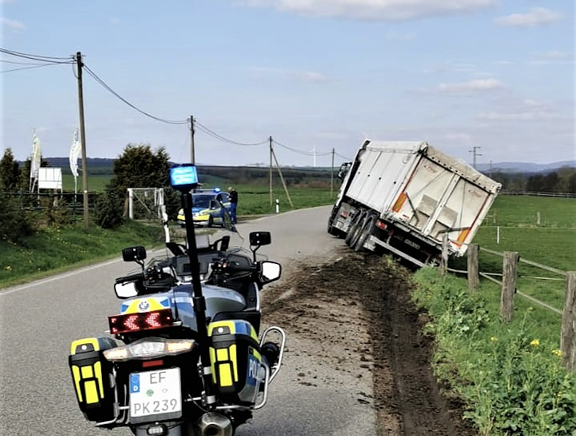 Ein Lkw drohte bei Immenrode umzustürzen (Foto: Landespolizeiinspektion Nordhausen)