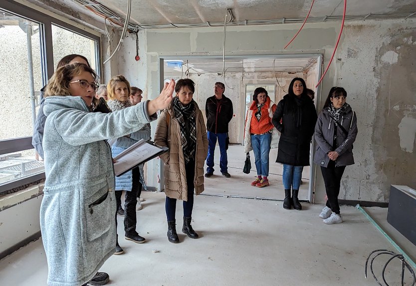 Jaqueline Lange, Fachgebietsleiterin für Kitas der Stadtverwaltung Sondershausen (links), erklärt Jana Bauer (Mitte) und ihrem Team, wo die geplante Kinderküche errichtet werden wird (Foto: Janine Skara)