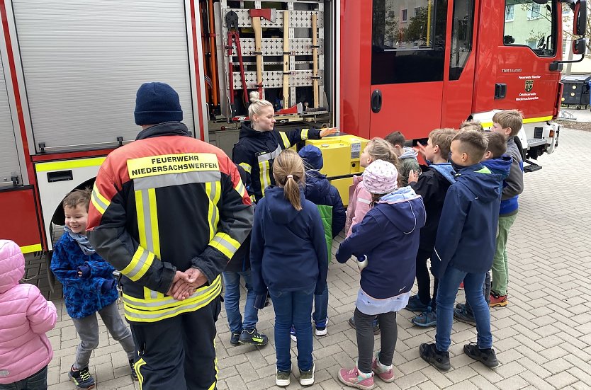 Feuerwehr auf dem Schulhof (Foto: Kerstin Schiller-Benkstein)