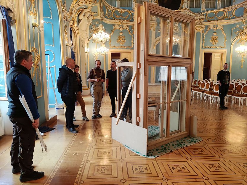 Das Projektteam berät im Blauen Saal von Schloss Sondershausen über  das Musterfenster für die Fenstersanierung (Foto: STSG, Jana Lorenz )