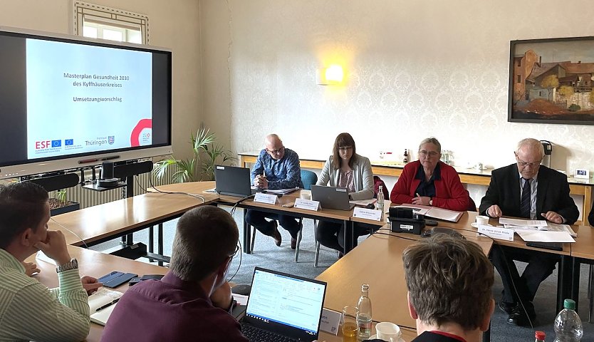 Lenkungsgruppe zum Thema „Masterplan Gesundheit 2030 im Konferenzsaal des Sondershäuser Landratsamtes (Foto: LRA Sondershausen)
