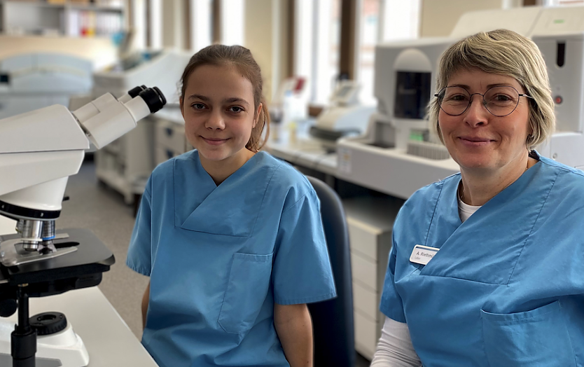 Schülerin Paulina mit Frau Riethmüller, Mitarbeiterin Labor des Eichsfeld klinikums (Foto: Eichsfeld Klinikum Claudia Reich)