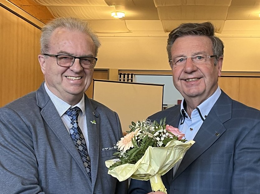 Kreisvorsitzender Siebigteroth (links) erhält Glückwünsche zur Wiederwahl vom Landesvorsitzenden der Senioren Union Thüringen Berend  (Foto: Kerstin Stark)