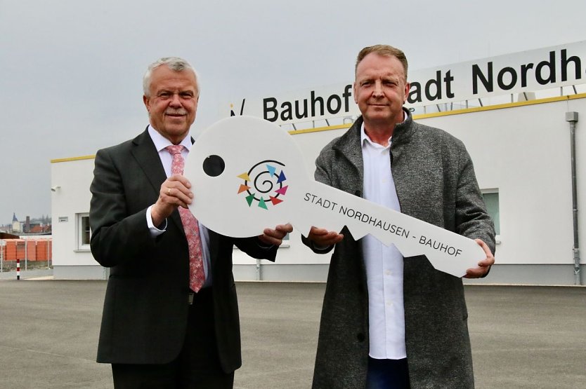 Ein Schlüssel, zwei Chefs - Olaf Salomon übergab den Schlüssel für den Bauhof heute an dessen Leiter Matthias Eggert (Foto: agl)