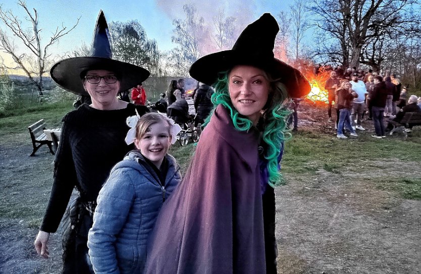 Die Hexen tanzten auch in Steigerthal ums Feuer (Foto: Cornelia Wilhelm)